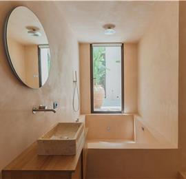 3 bedroom villa with heated pool in Noto, sleeps 6